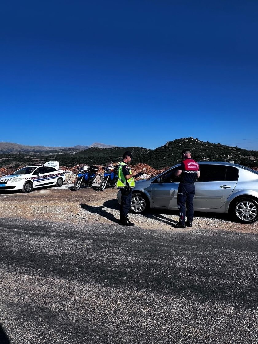 Trafik kurallarına uymayan 6 sürücü cezadan kaçamadı
