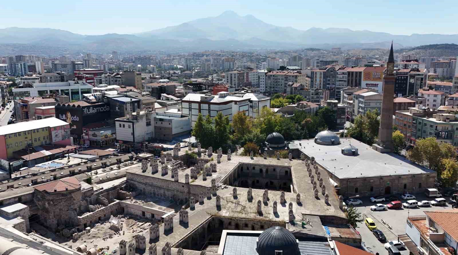 8 asırlık Cami Kebir, aslına uygun kapılarına kavuştu
