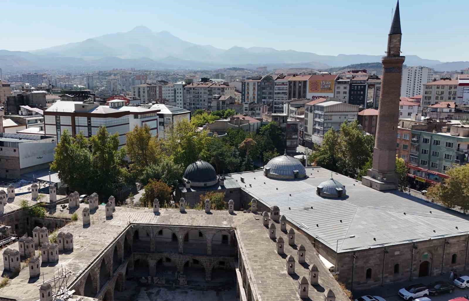 8 asırlık Cami Kebir, aslına uygun kapılarına kavuştu
