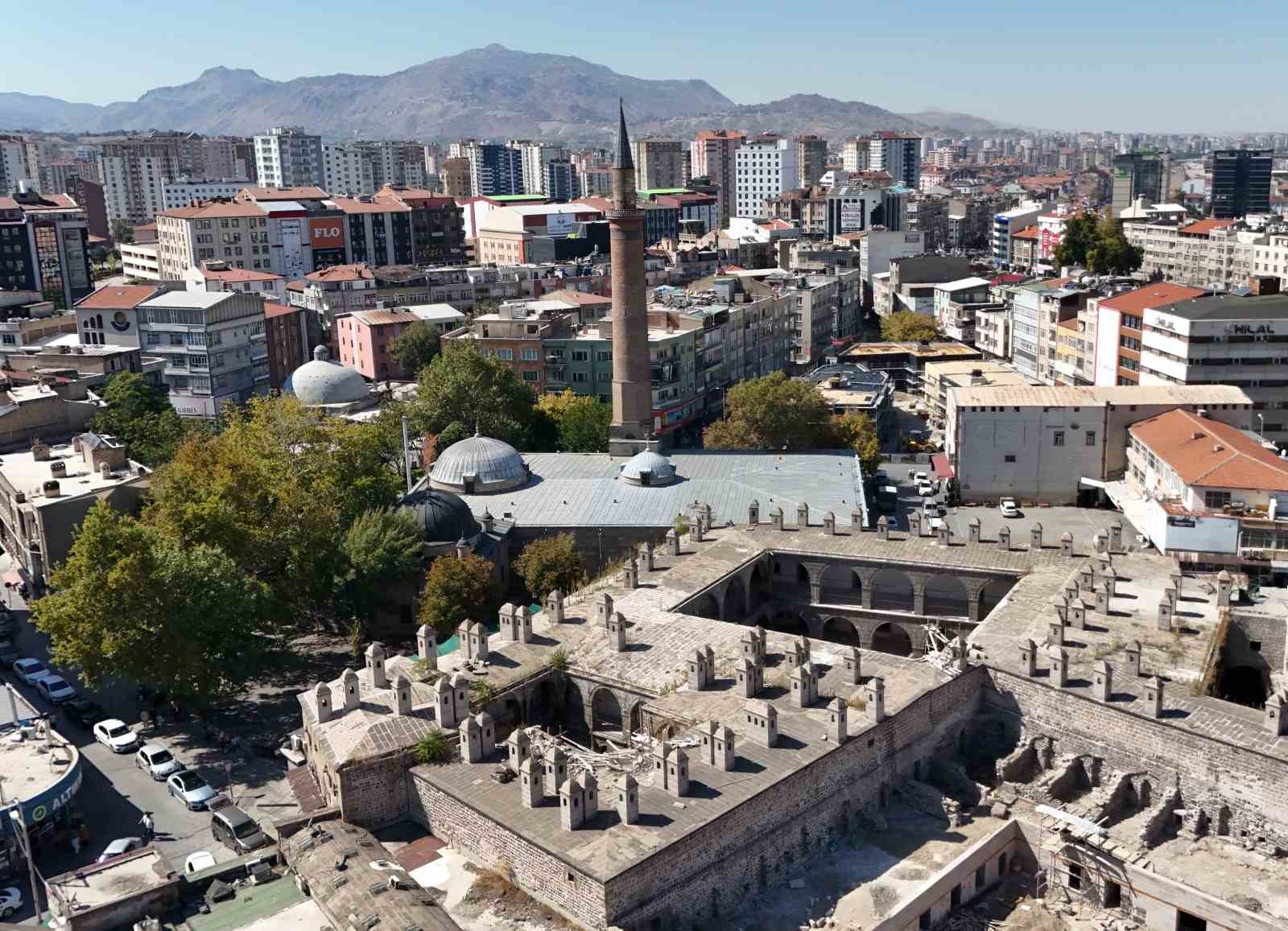 8 asırlık Cami Kebir, aslına uygun kapılarına kavuştu
