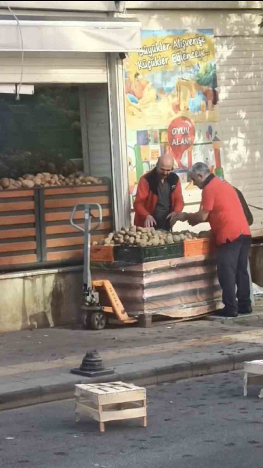 Pendik’te kasa kasa patatesi çöpe döktüler
