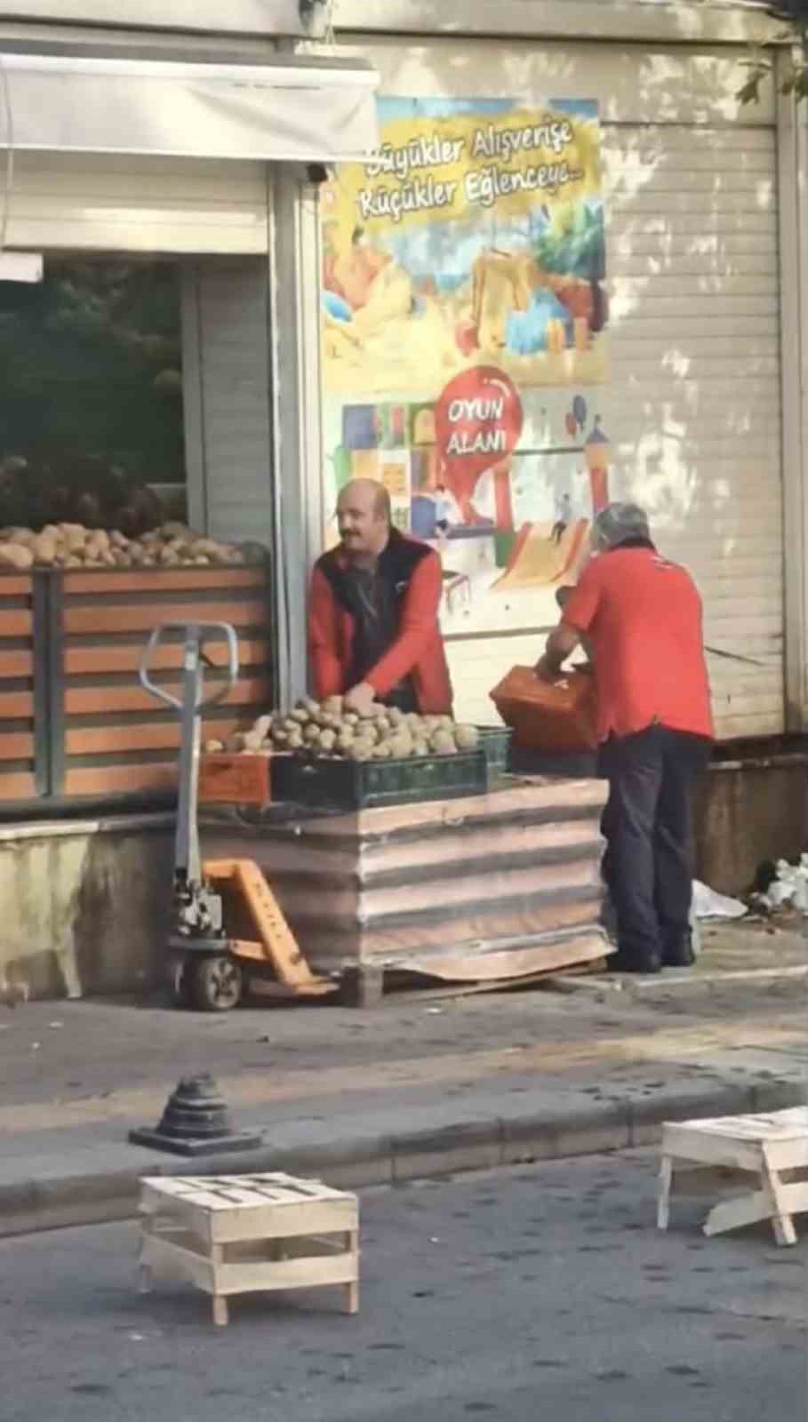 Pendik’te kasa kasa patatesi çöpe döktüler
