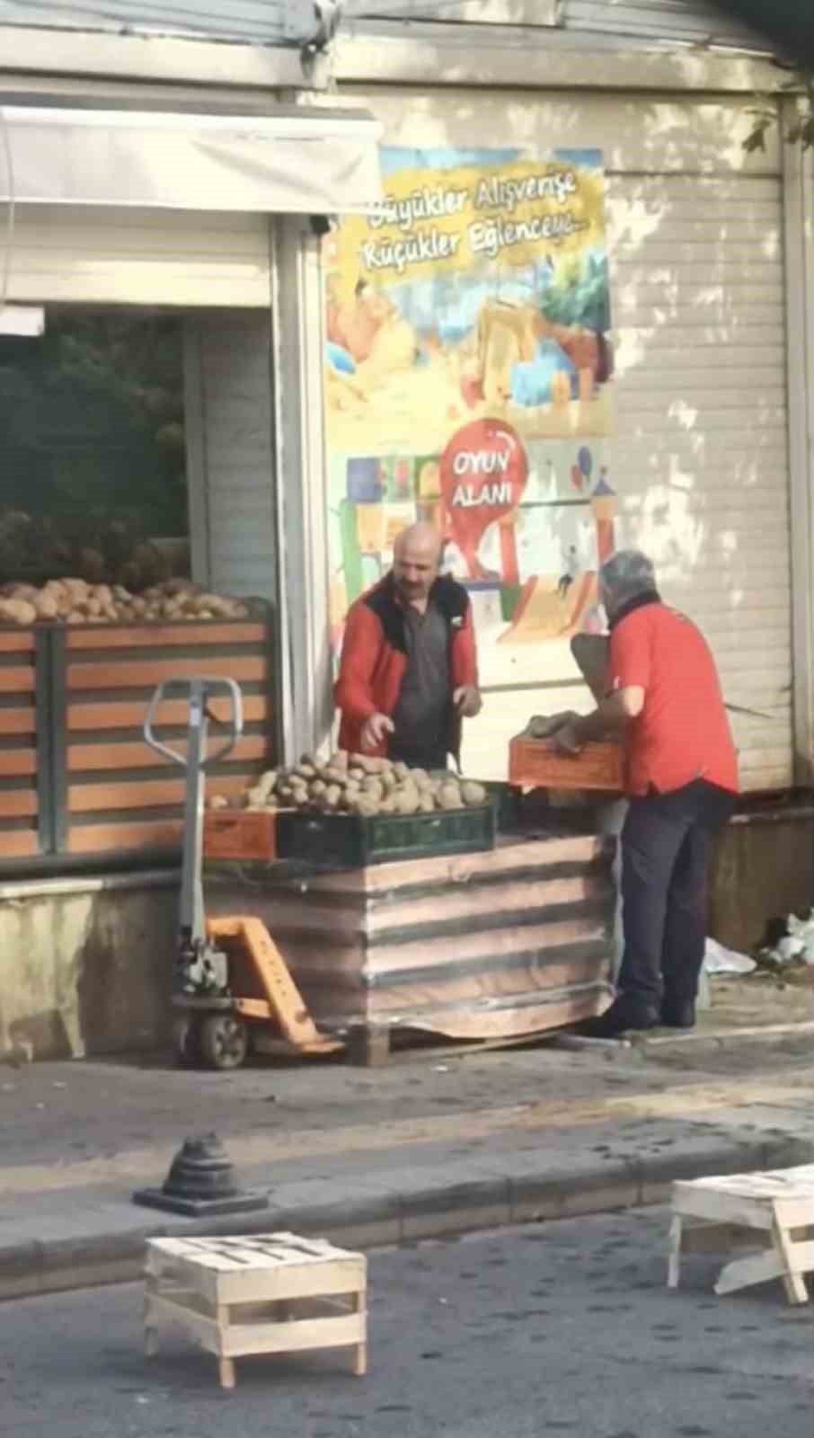 Pendik’te kasa kasa patatesi çöpe döktüler
