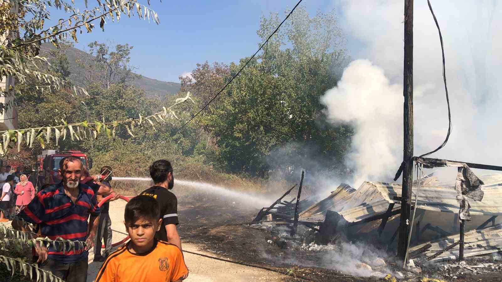 Bursa’da baraka yangını korkuttu
