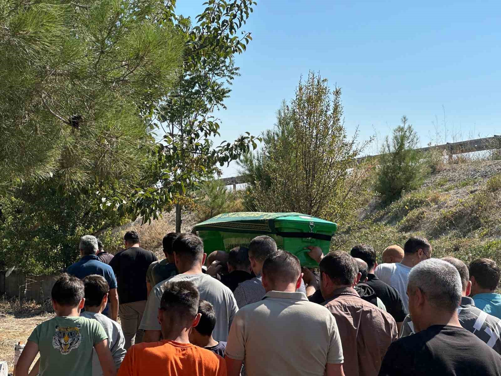 Erzincan’daki kazada ölen Uşaklı ailenin oğlu son yolculuğuna uğurlandı
