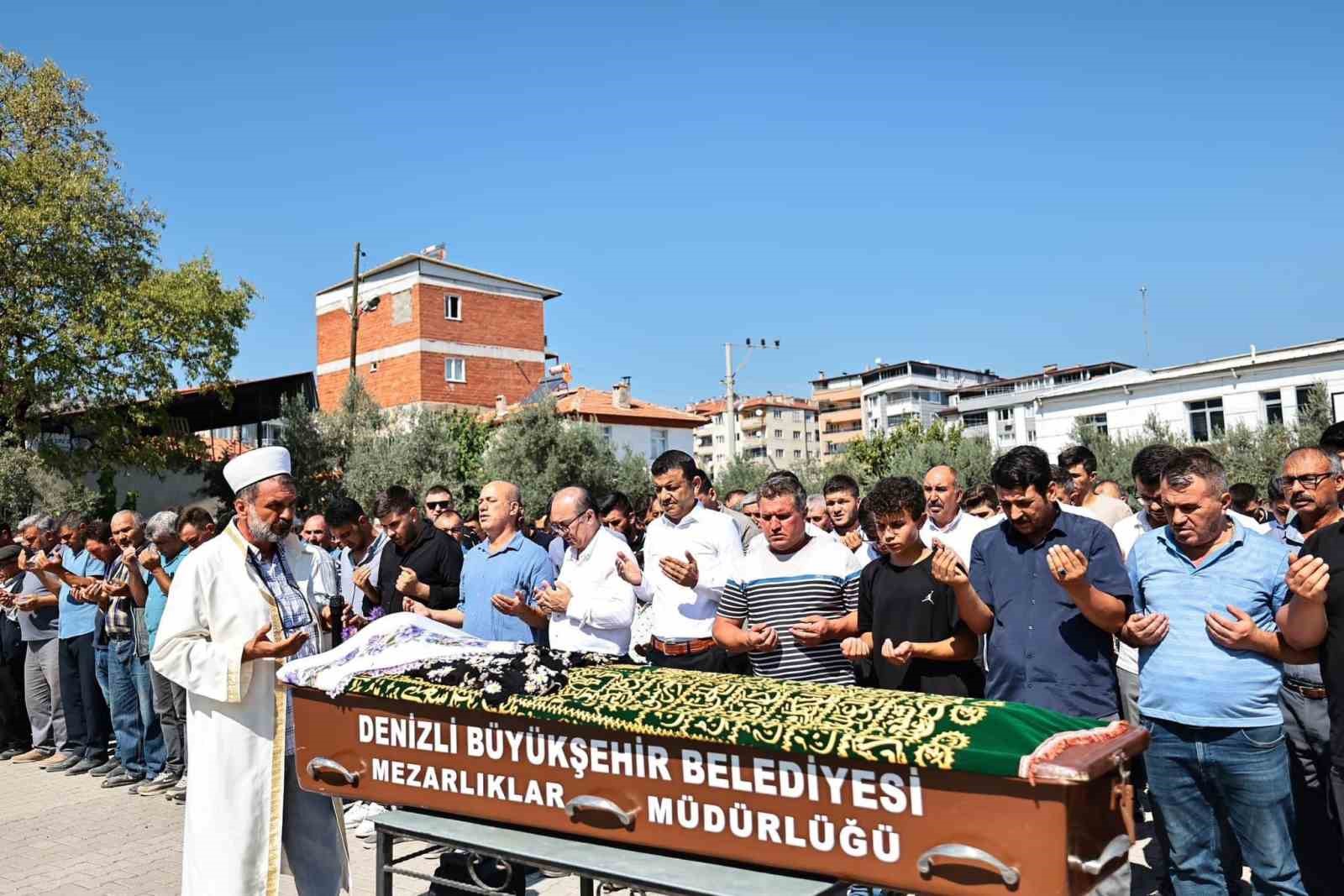 Kazada ölen genç kız son yolcuğuna uğurlandı
