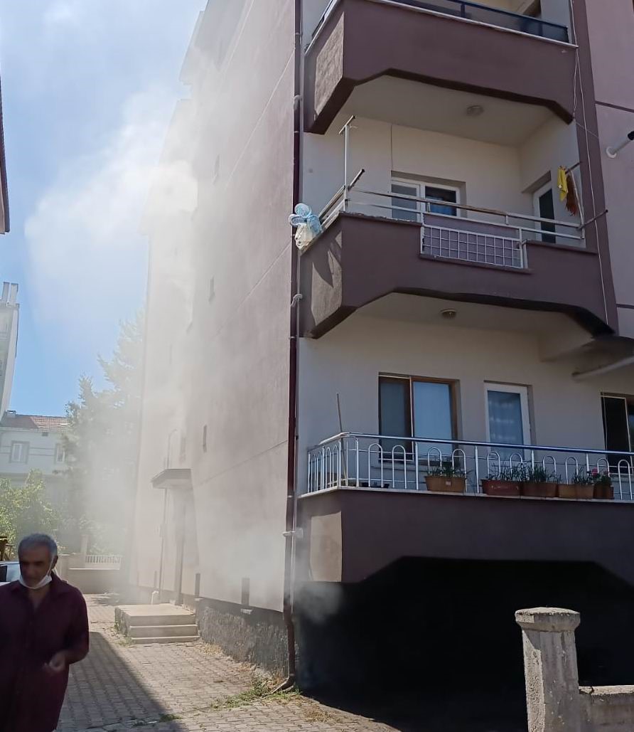 Konya’da 4 katlı apartmanın bodrumunda yangın paniği
