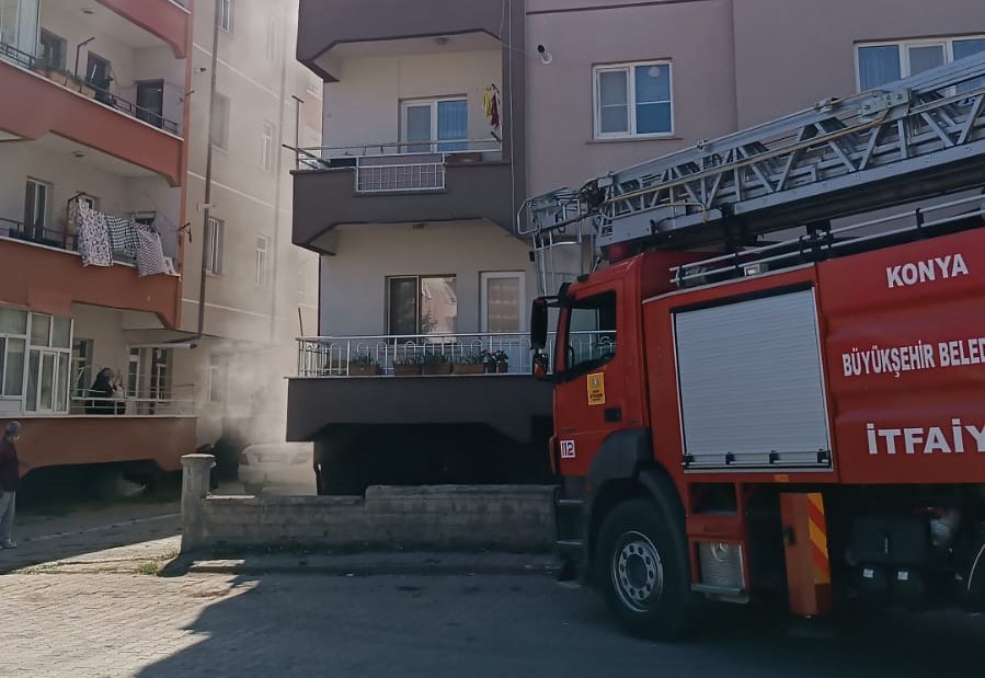 Konya’da 4 katlı apartmanın bodrumunda yangın paniği
