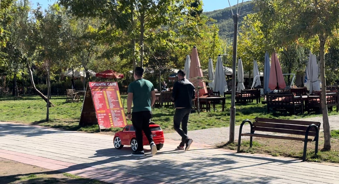 Tatvanlılar güzel havayı sahilde değerlendirdi
