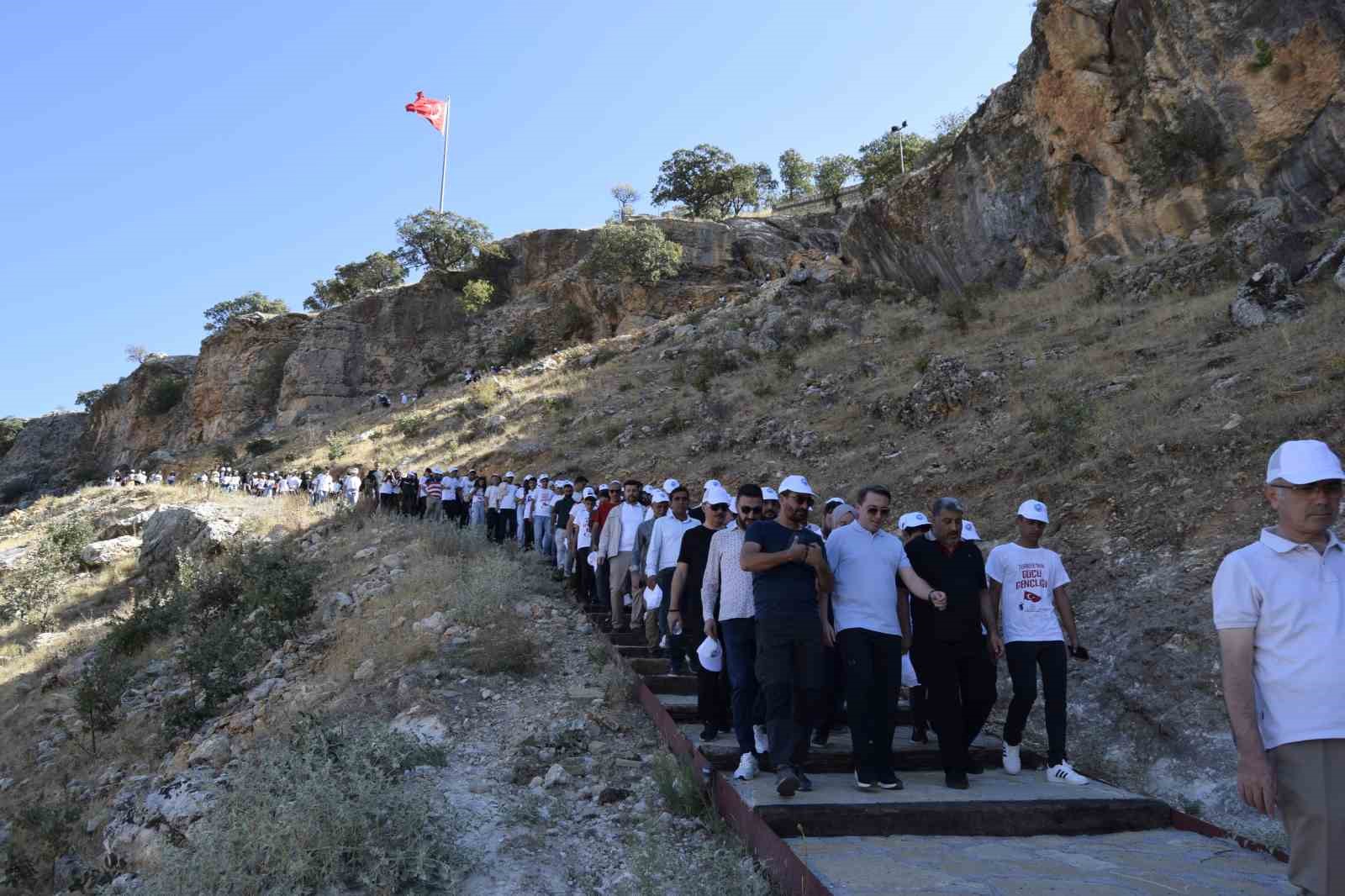 Diyarbakır’da geleneksel doğa sporları ve bağ bozumu etkinliği
