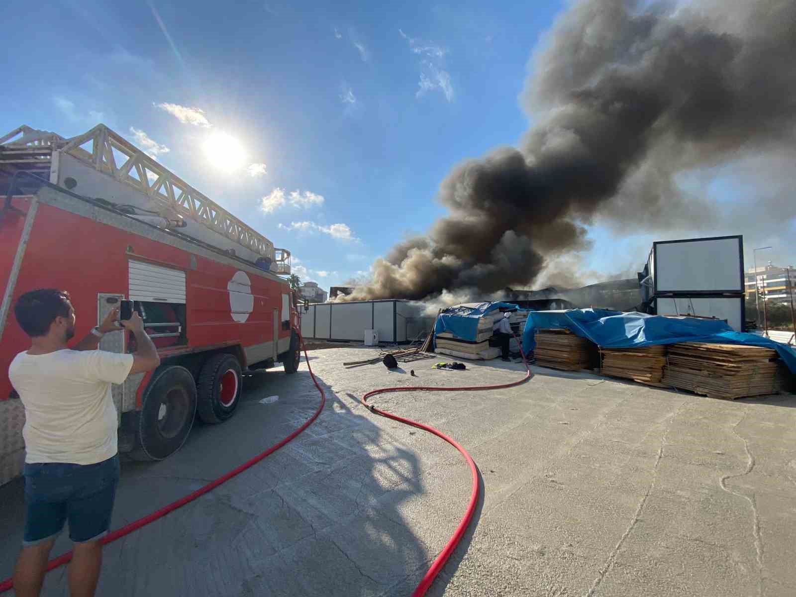 Antalya’da işçilerin kaldığı konteynerlerde yangın
