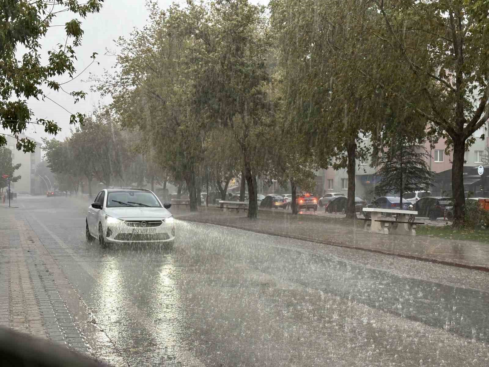 Edirne’de şiddetli yağmur zor anlar yaşattı
