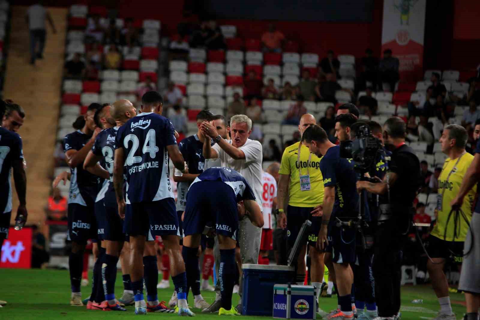 Trendyol Süper Lig: Antalyaspor: 0 - Fenerbahçe: 0 (İlk yarı)
