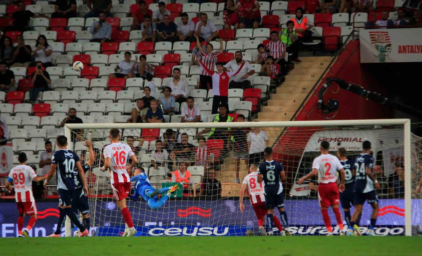 Trendyol Süper Lig: Antalyaspor: 0 - Fenerbahçe: 0 (İlk yarı)
