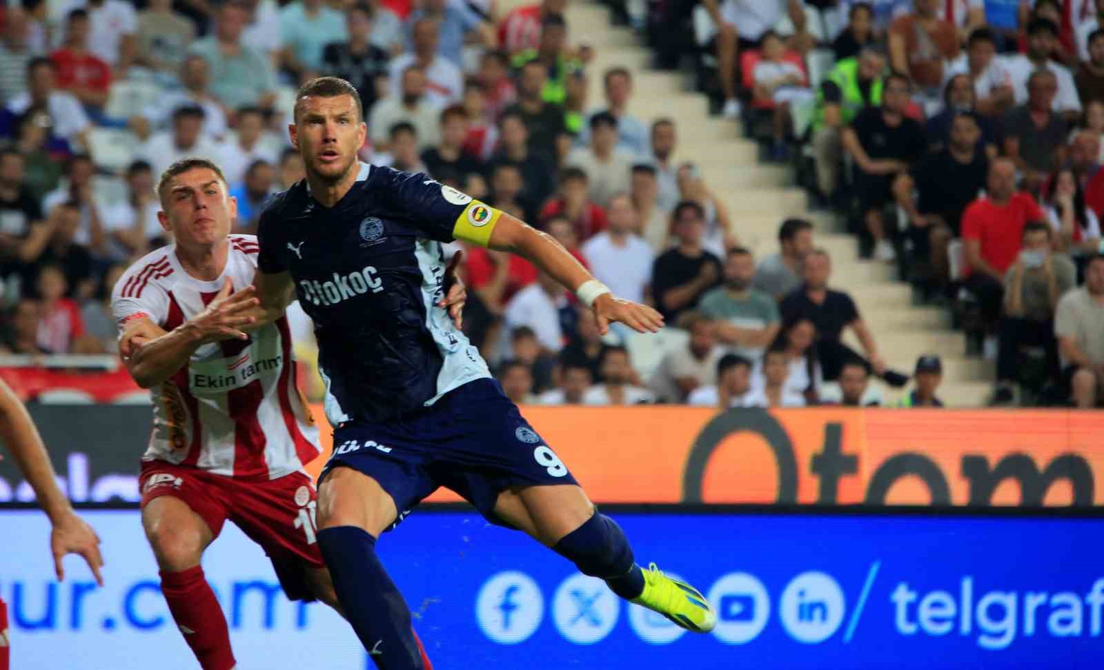 Trendyol Süper Lig: Antalyaspor: 0 - Fenerbahçe: 0 (İlk yarı)
