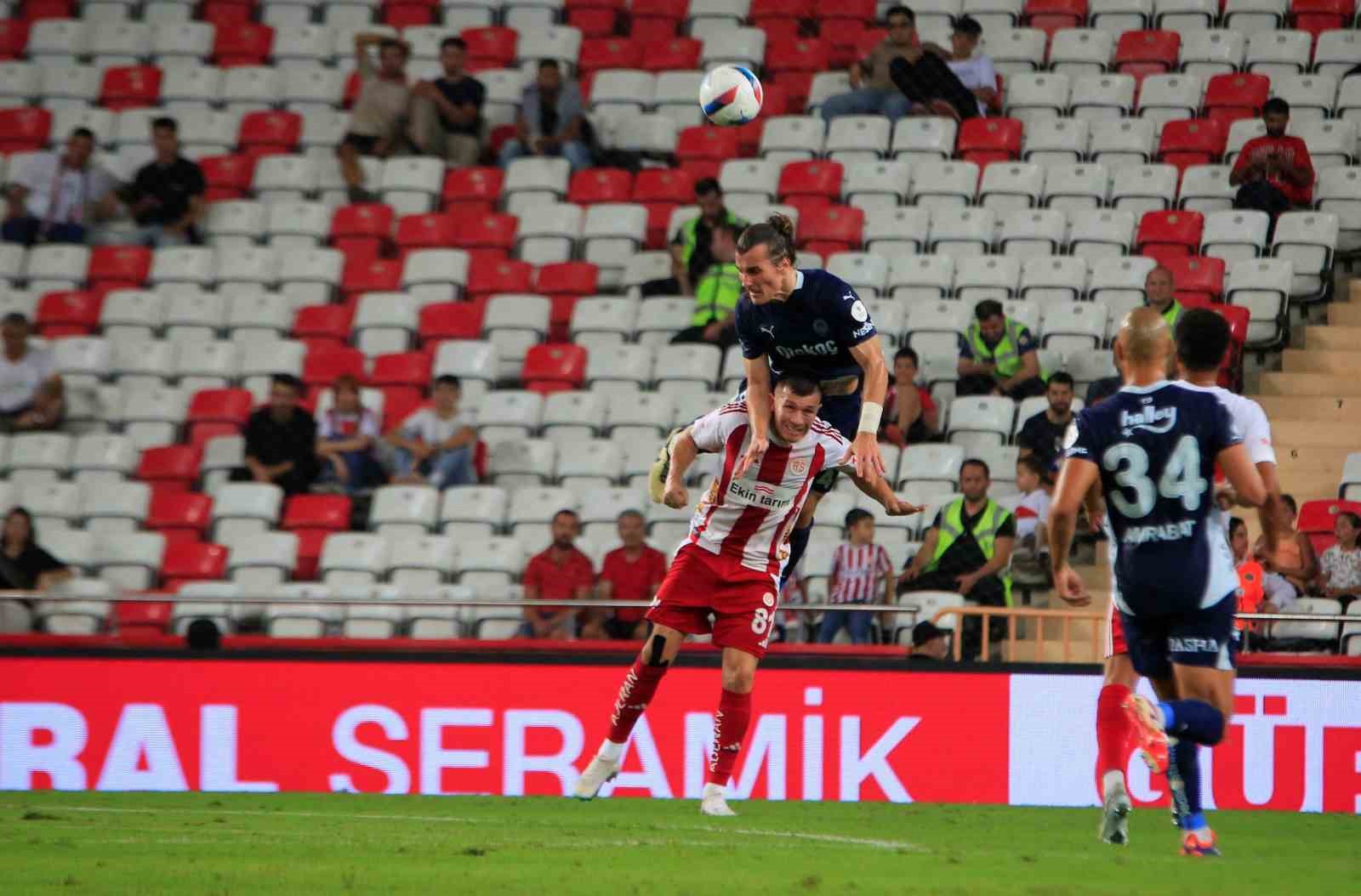 Trendyol Süper Lig: Antalyaspor: 0 - Fenerbahçe: 0 (İlk yarı)
