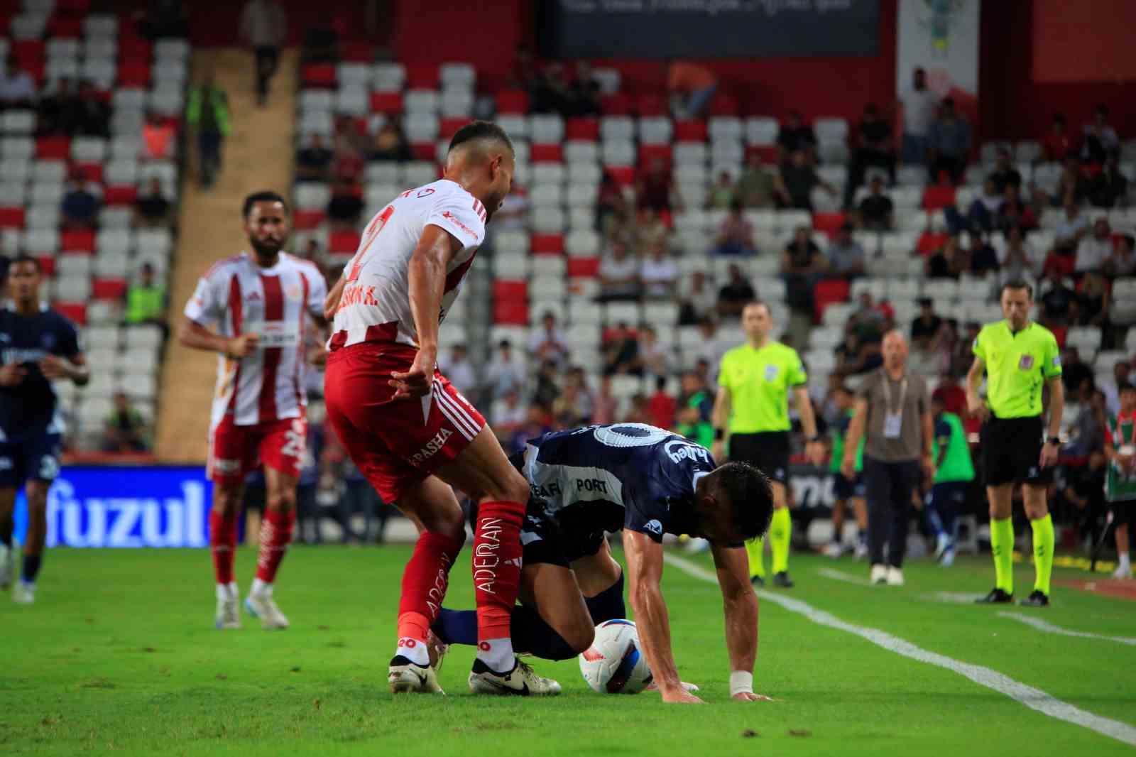 Trendyol Süper Lig: Antalyaspor: 0 - Fenerbahçe: 0 (İlk yarı)
