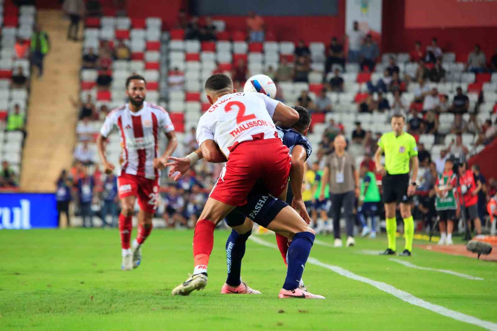 Trendyol Süper Lig: Antalyaspor: 0 - Fenerbahçe: 0 (İlk yarı)
