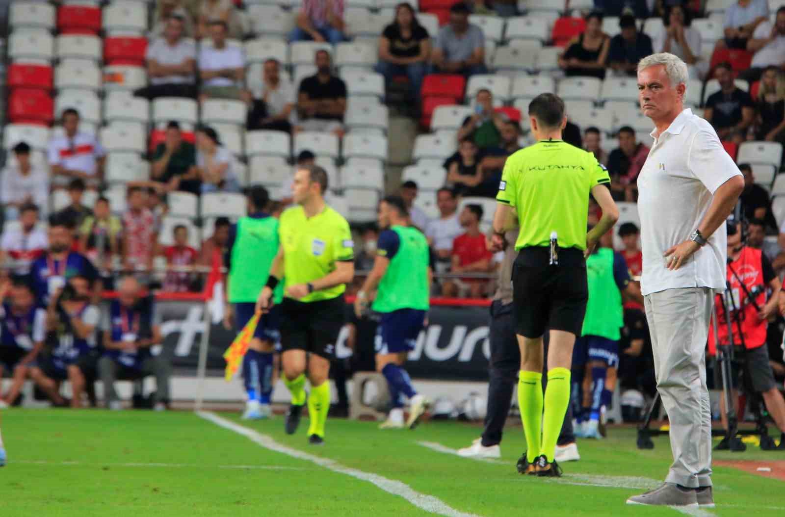 Trendyol Süper Lig: Antalyaspor: 0 - Fenerbahçe: 0 (İlk yarı)
