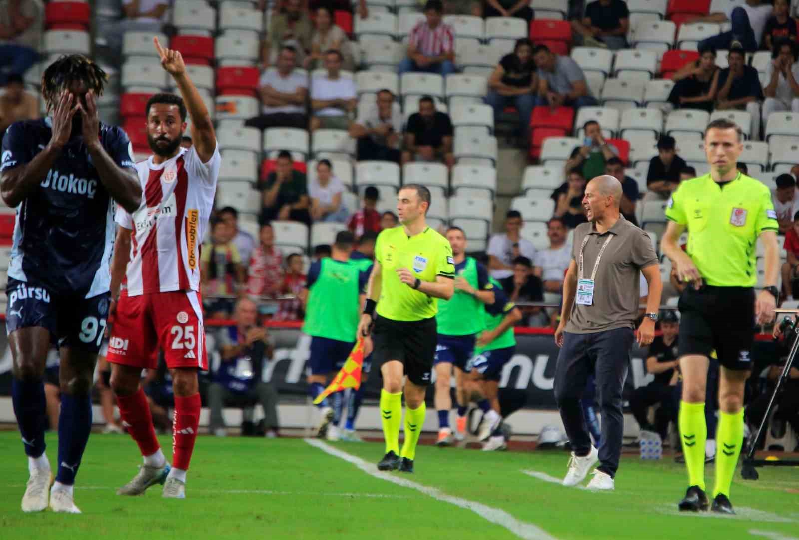 Trendyol Süper Lig: Antalyaspor: 0 - Fenerbahçe: 0 (İlk yarı)
