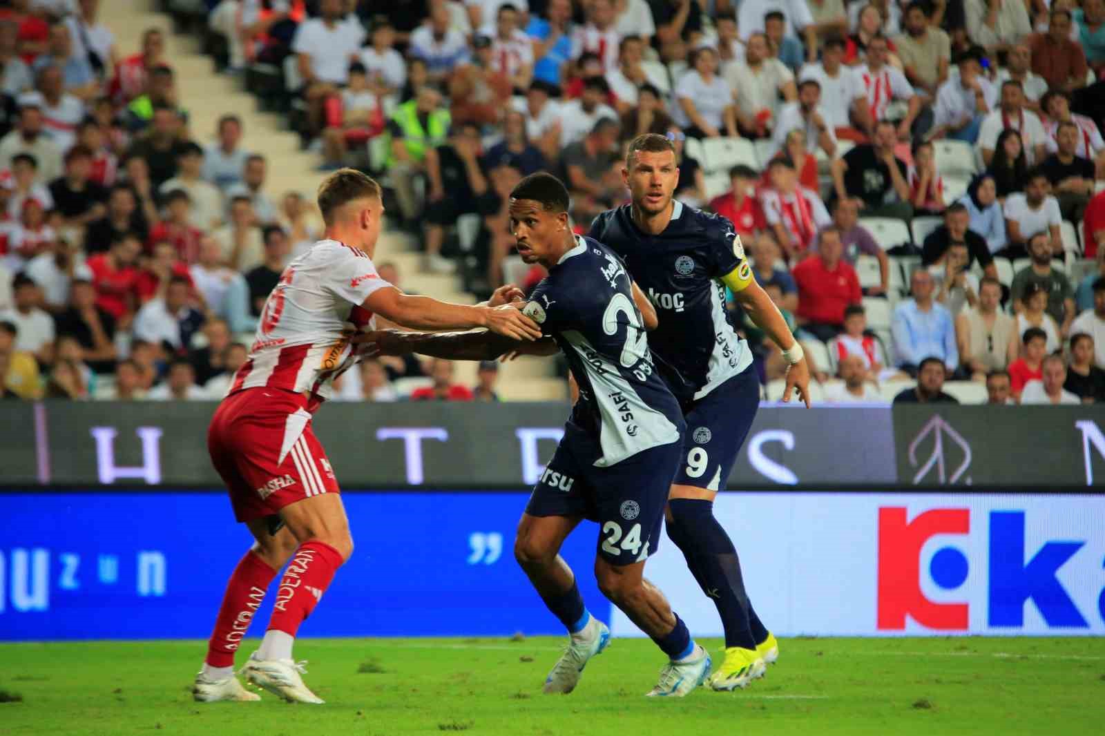 Trendyol Süper Lig: Antalyaspor: 0 - Fenerbahçe: 0 (İlk yarı)
