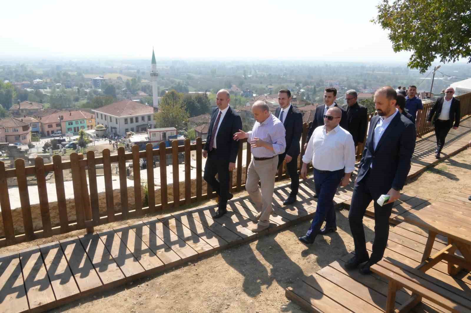 Genel Başkan İleri Konuralp antik kentinde kazı çalışmaları inceledi
