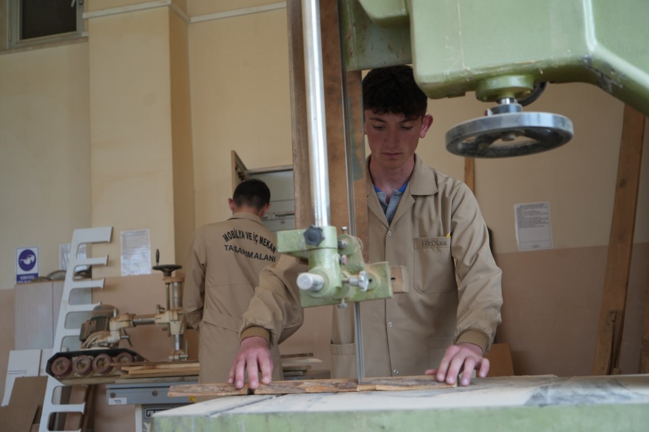 Fabrika gibi lisede arı gibi çalışan öğrenciler atık malzemelerden ahşap eşyalar üretiyorlar
