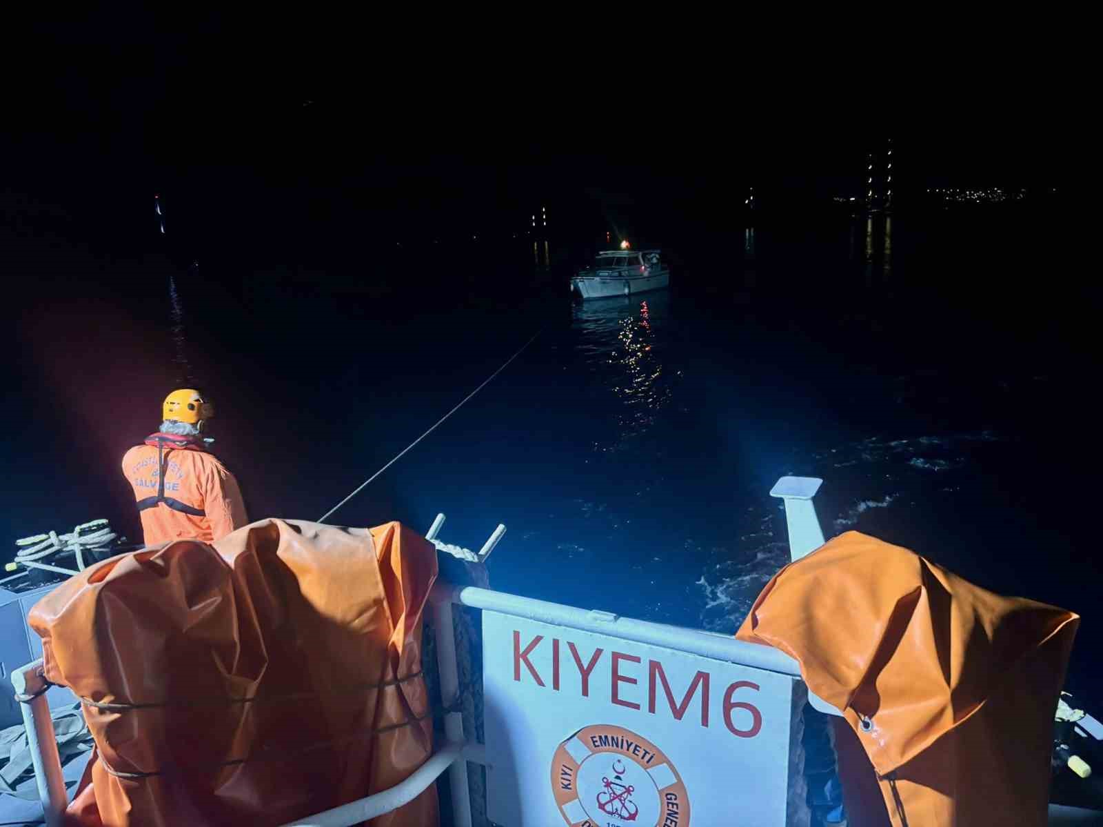 Makine arızası yapan 9 metrelik tekneyi KIYEM ekipleri kurtardı
