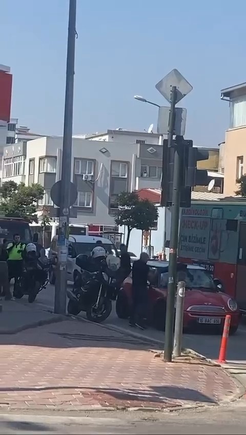 Polislerin ceza yazmasına sinirlendi, aracını parçaladı
