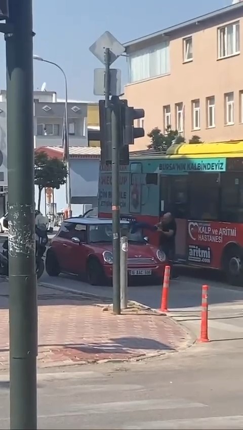 Polislerin ceza yazmasına sinirlendi, aracını parçaladı
