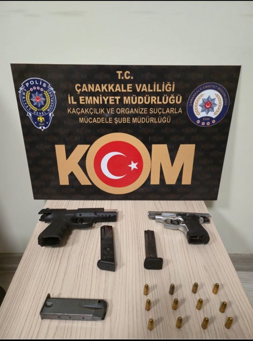 Çanakkale’de polis merkezi önünde 6 kişinin yaralandığı silahlı çatışmanın şüphelileri adliyeye sevk edildi
