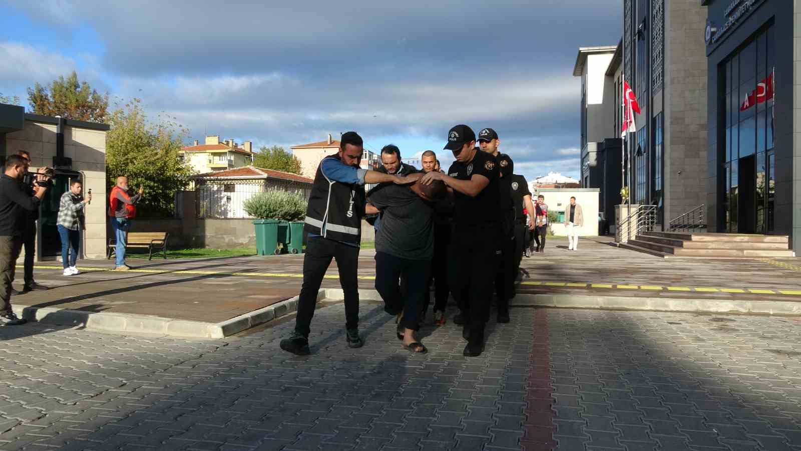 Çanakkale’de polis merkezi önünde 6 kişinin yaralandığı silahlı çatışmanın şüphelileri adliyeye sevk edildi
