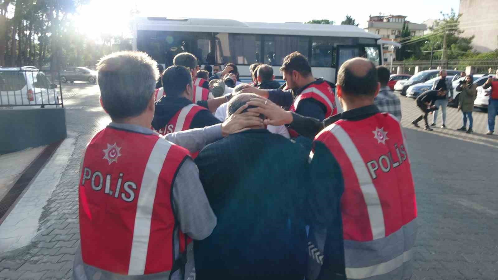 Çanakkale’de polis merkezi önünde 6 kişinin yaralandığı silahlı çatışmanın şüphelileri adliyeye sevk edildi
