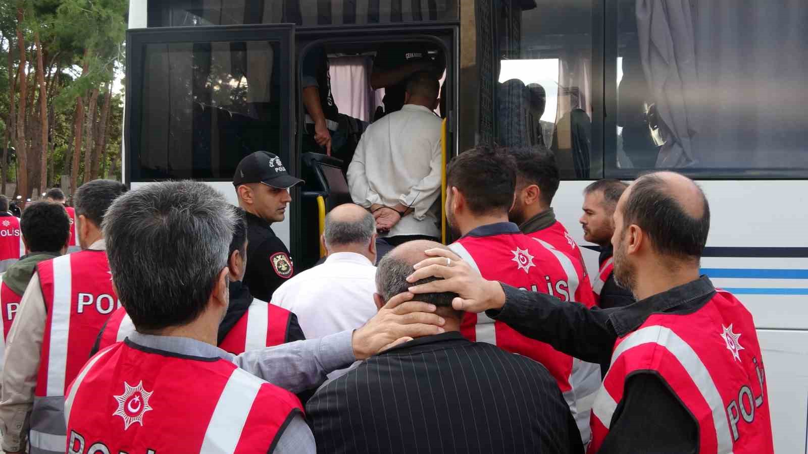 Çanakkale’de polis merkezi önünde 6 kişinin yaralandığı silahlı çatışmanın şüphelileri adliyeye sevk edildi
