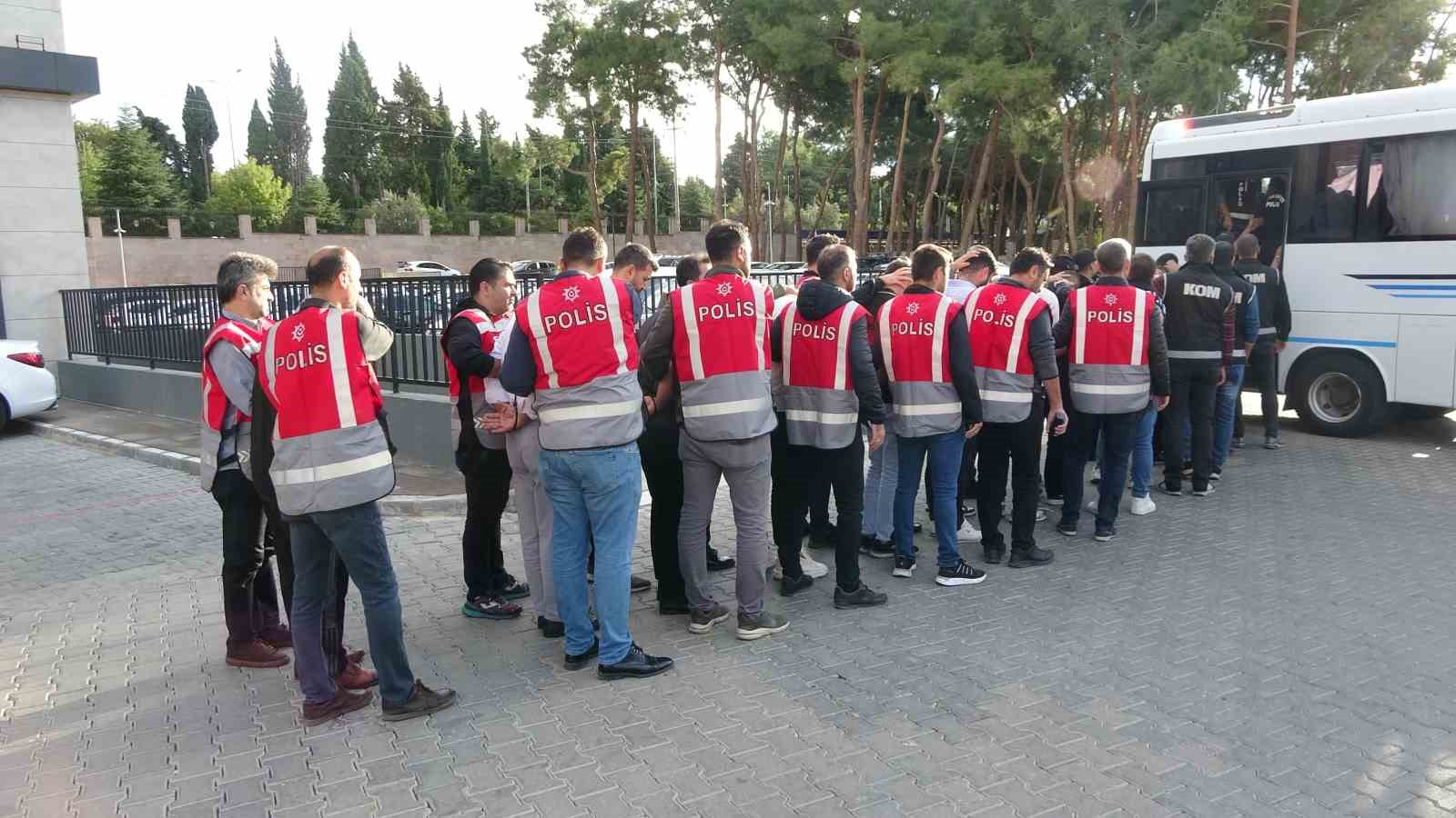 Çanakkale’de polis merkezi önünde 6 kişinin yaralandığı silahlı çatışmanın şüphelileri adliyeye sevk edildi
