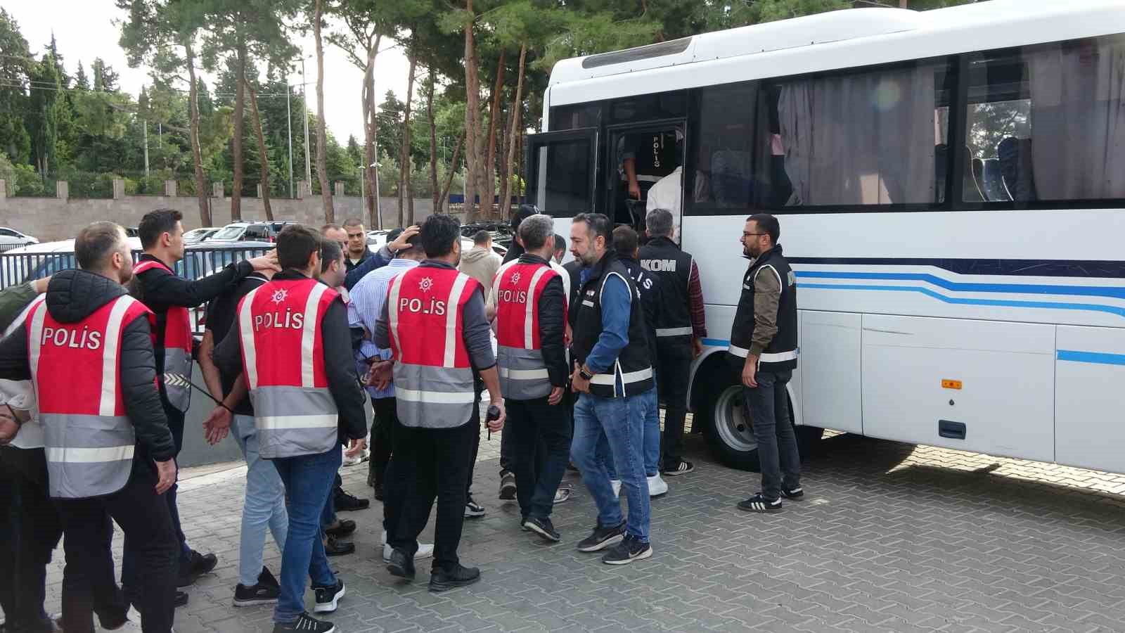 Çanakkale’de polis merkezi önünde 6 kişinin yaralandığı silahlı çatışmanın şüphelileri adliyeye sevk edildi
