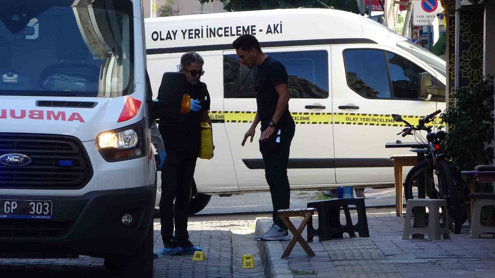 Çanakkale’de polis merkezi önünde 6 kişinin yaralandığı silahlı çatışmanın şüphelileri adliyeye sevk edildi
