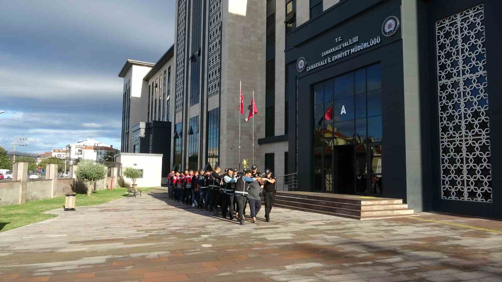 Çanakkale’de polis merkezi önünde 6 kişinin yaralandığı silahlı çatışmanın şüphelileri adliyeye sevk edildi
