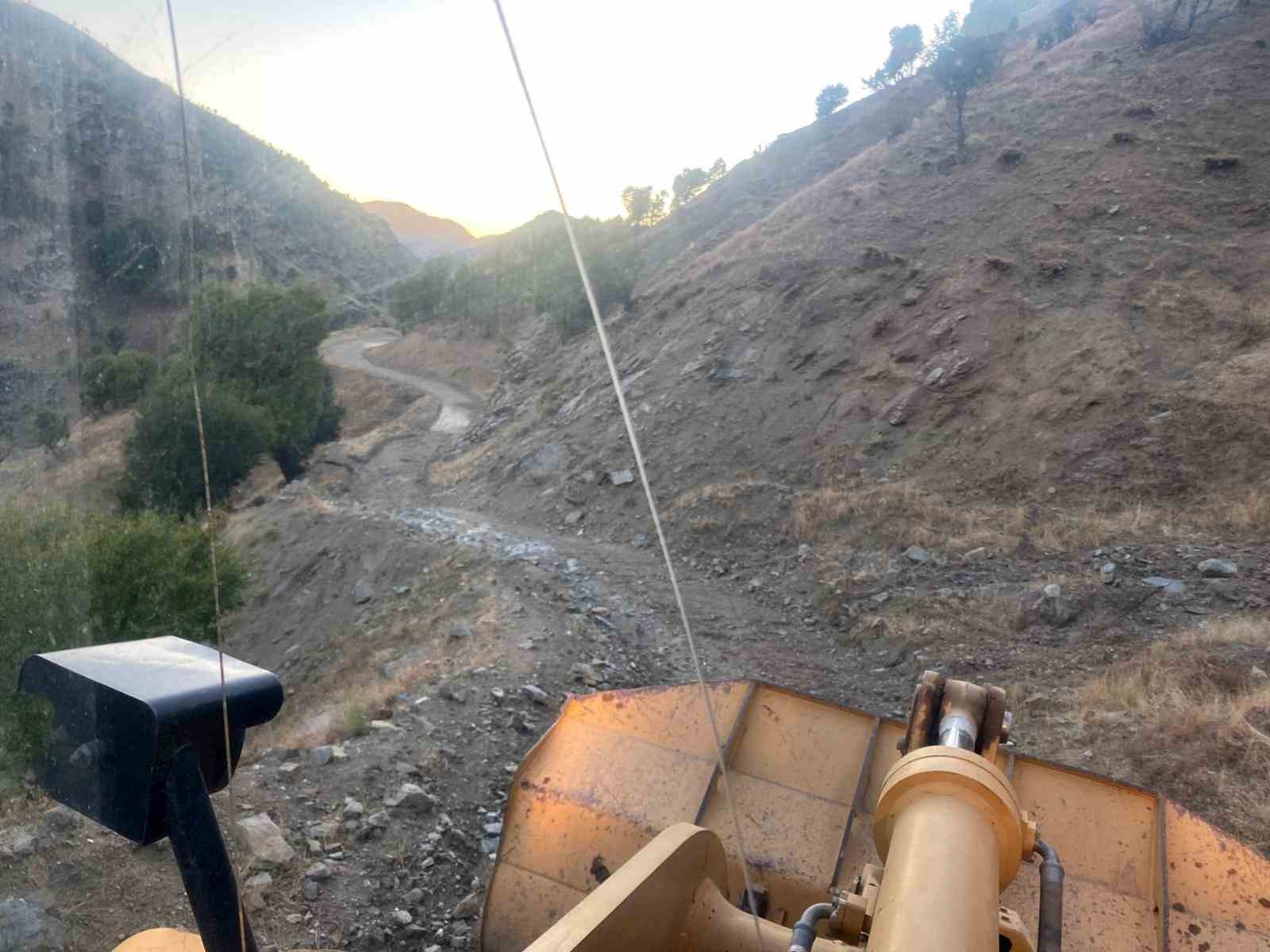 Heyelanın kapattığı Sason-Muş yolu yeniden açıldı
