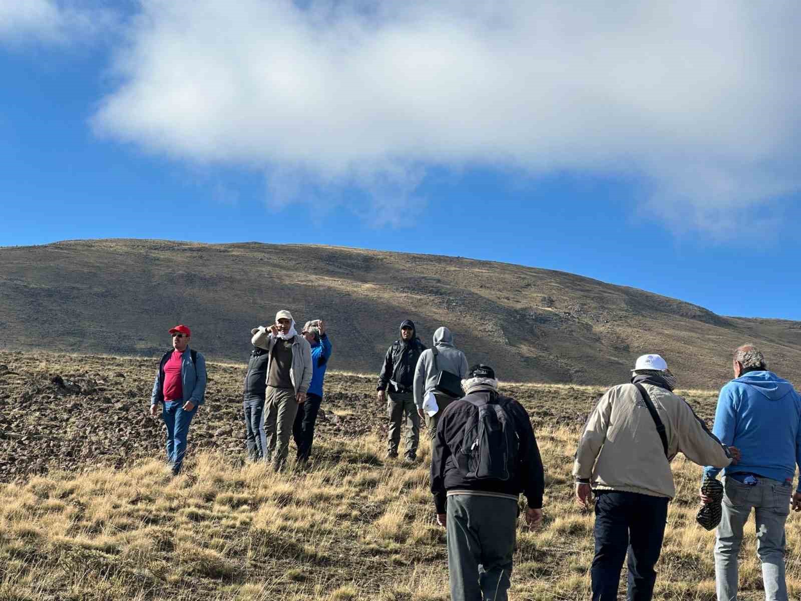 Ahlatlı gezginlerden Nemrut Kalderası zirvesine doğa yürüyüşü
