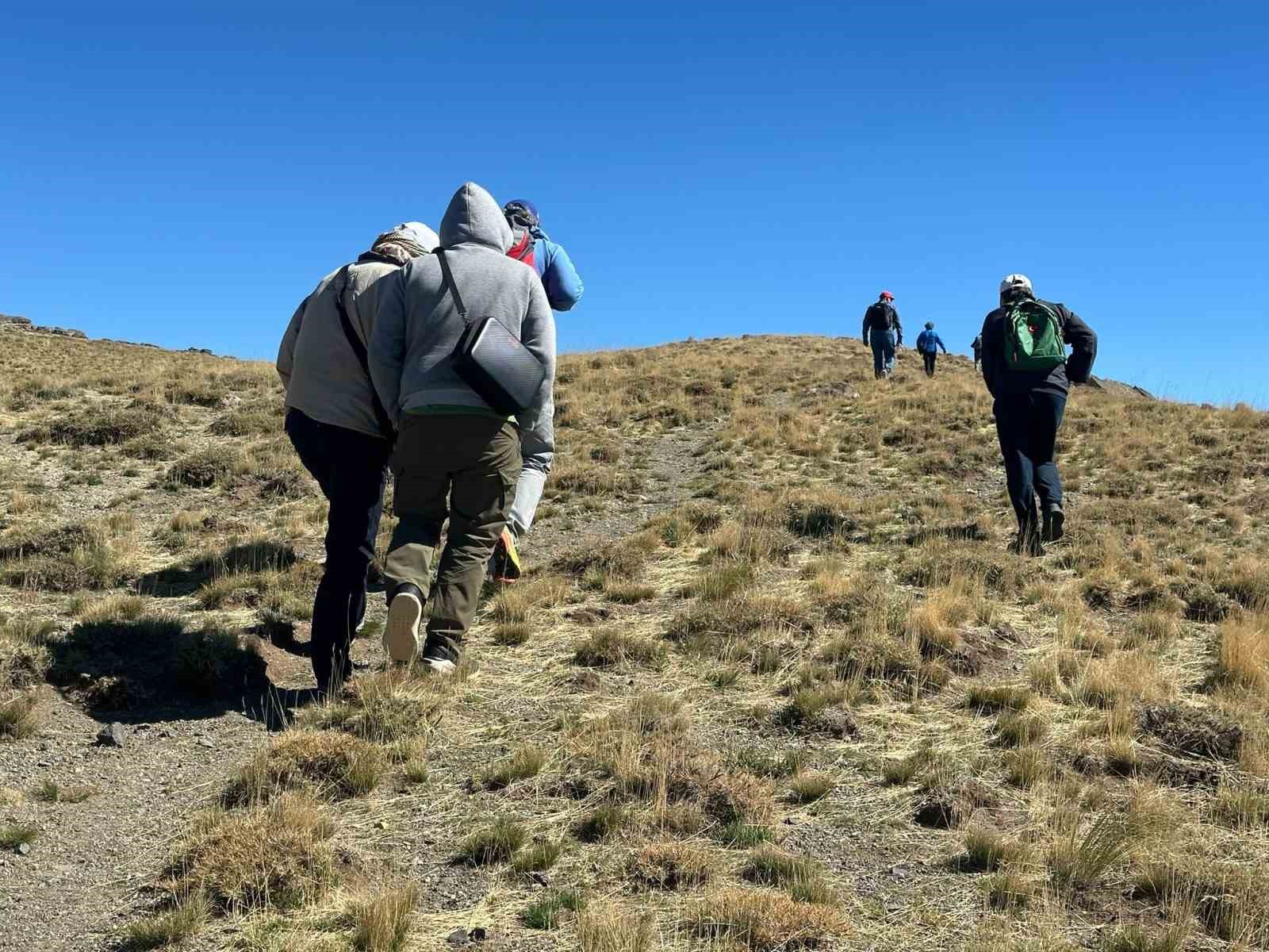 Ahlatlı gezginlerden Nemrut Kalderası zirvesine doğa yürüyüşü
