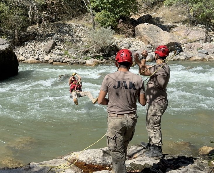 Tunceli’de jandarmadan operasyon: 13 mağara ve 17 sığınakta malzemeler ele geçirildi
