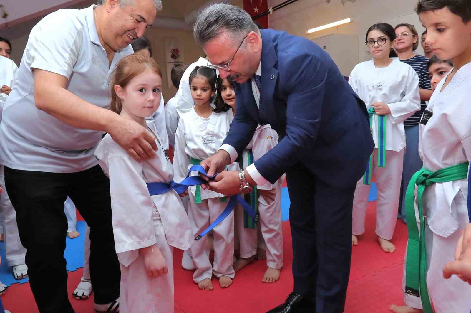 Vali Aksoy, hentol müsabasını seyredip tekvando antrenmanını ziyaret etti
