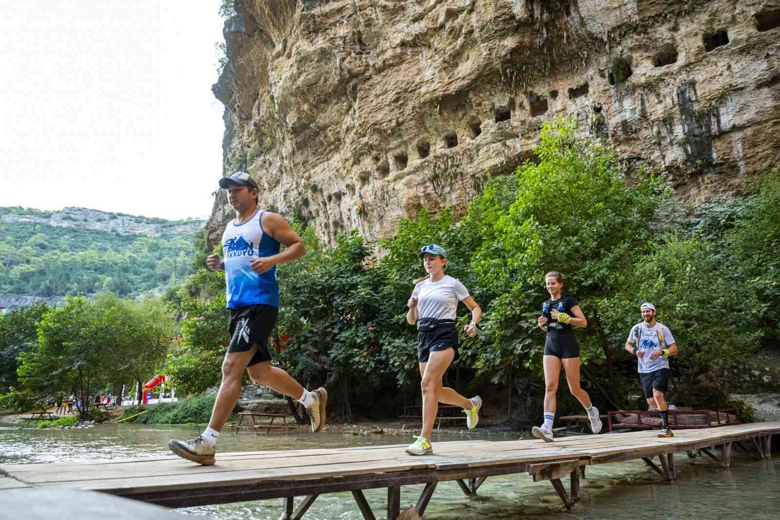 Sporcular, Mersin’in antik tarihi ve eşsiz doğasında koştu
