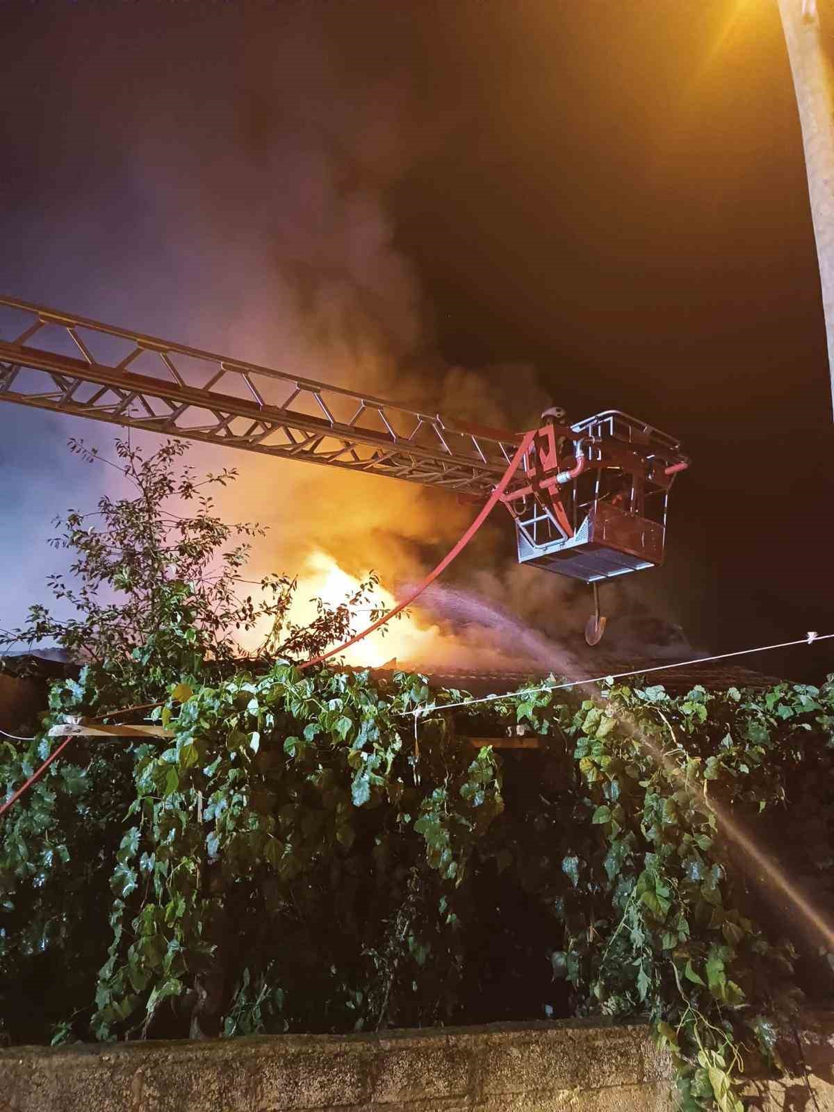 Burdur’da gece çıkan yangında ev alev alev yandı
