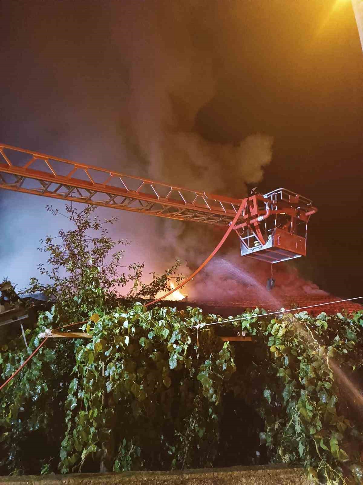 Burdur’da gece çıkan yangında ev alev alev yandı
