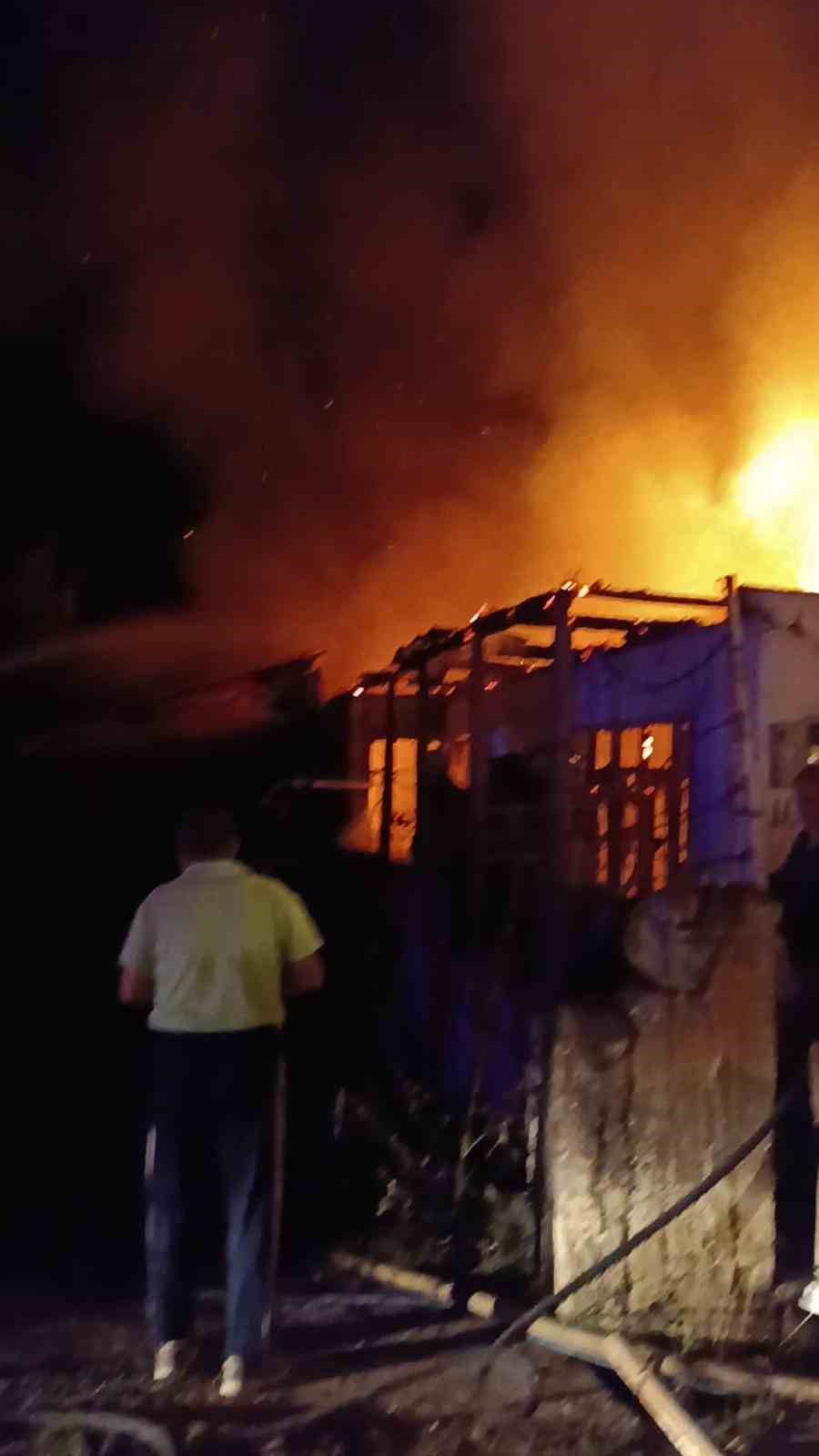 Burdur’da gece çıkan yangında ev alev alev yandı
