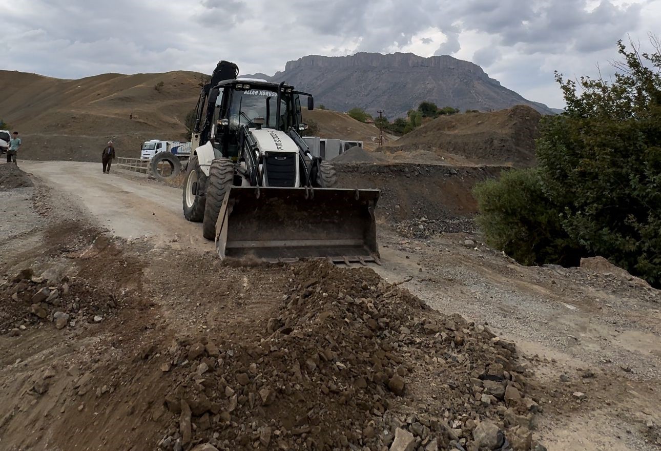 Derecik’te okul yollarında çalışma başlatıldı
