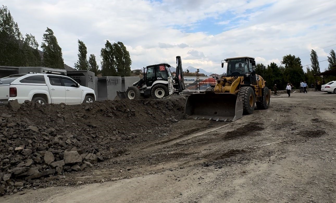 Derecik’te okul yollarında çalışma başlatıldı
