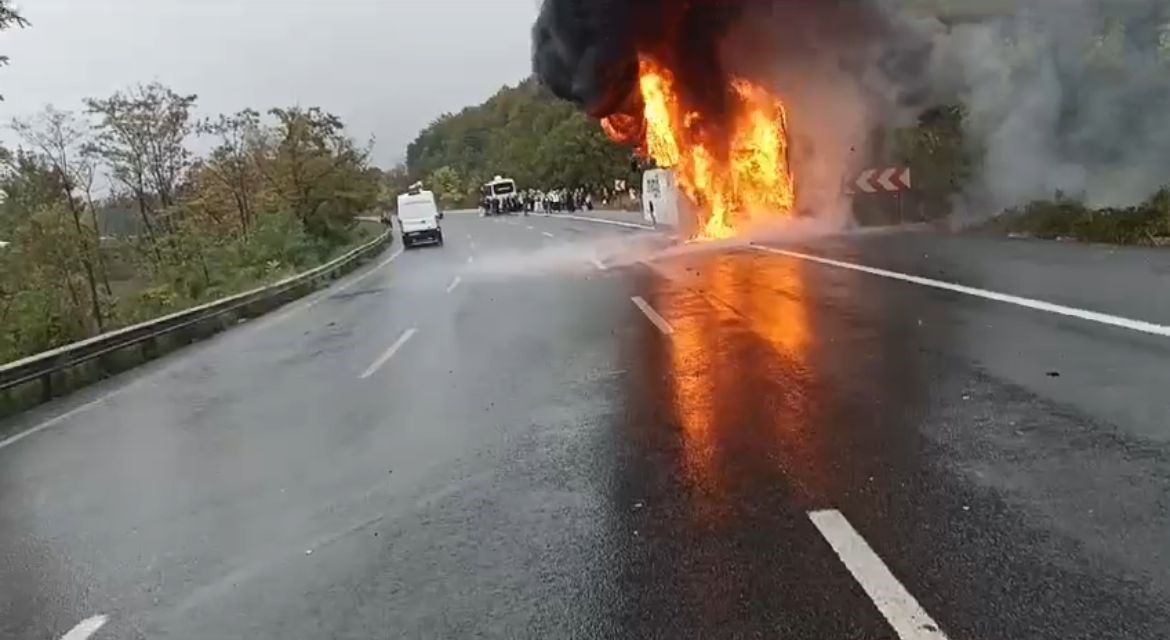 Yolcu otobüsü alev topuna döndü, yolcular tahliye edildi
